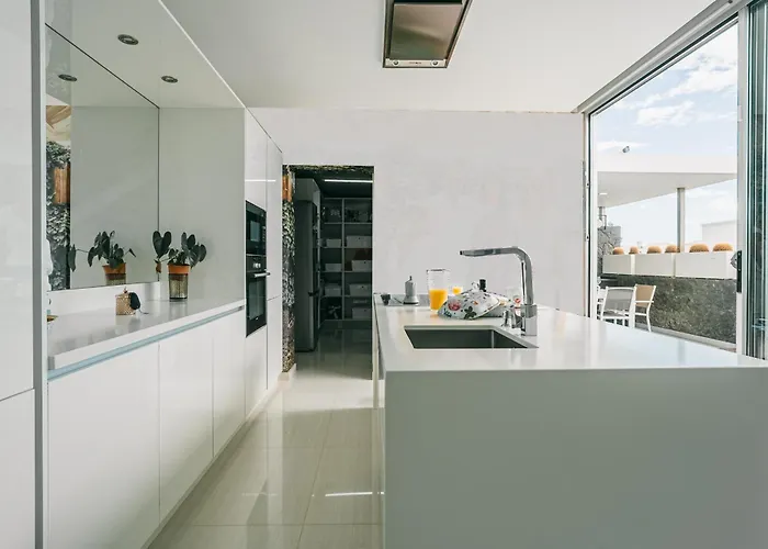 Vv Omara By Hh Willa *