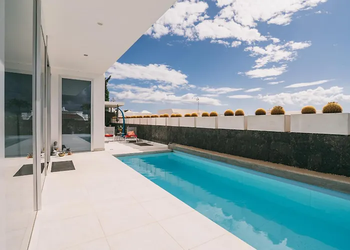 Willa Vv Omara By Hh