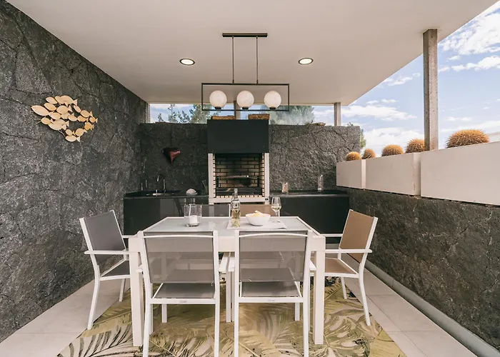 Willa Vv Omara By Hh *